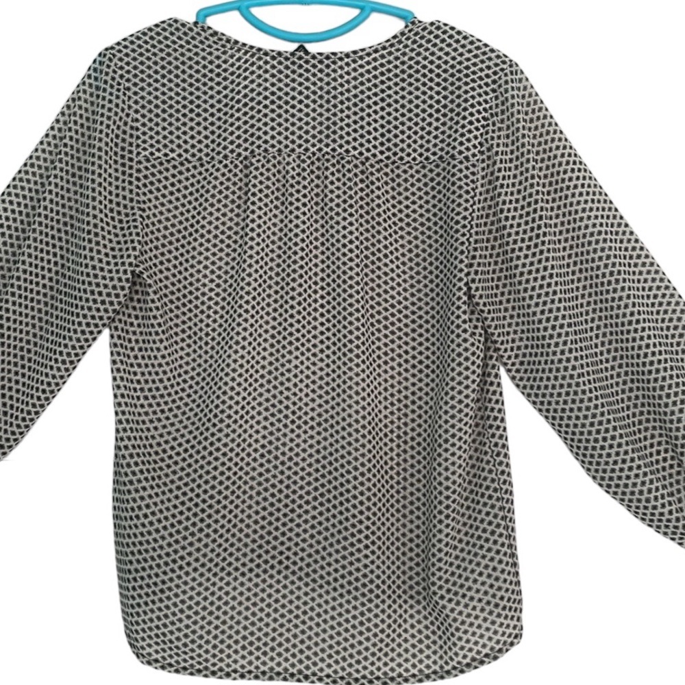 H&M blouse size 2 black & white print V neck button down long sleeve w/ elastic - Picture 4 of 11